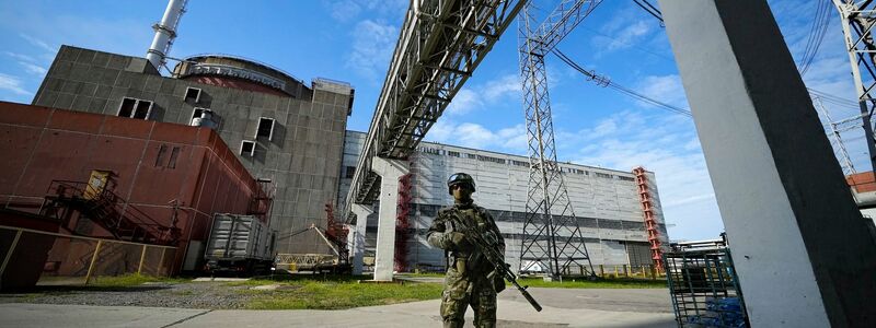 Ein russischer Soldat bewacht einen Bereich des Kernkraftwerks Saporischschja. Dieses Foto wurde während einer vom russischen Verteidigungsministerium organisierten Reise aufgenommenen. - Foto: -/AP/dpa