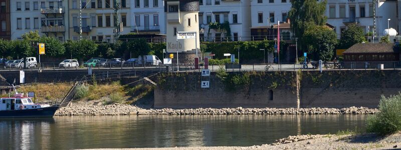 Der Pegelturm am Mittelrhein bei Kaub. In Kaub wird einer der wichtigsten Bezugspegel für die Rheinschifffahrt am Mittelrhein gemessen. - Foto: Thomas Frey/dpa