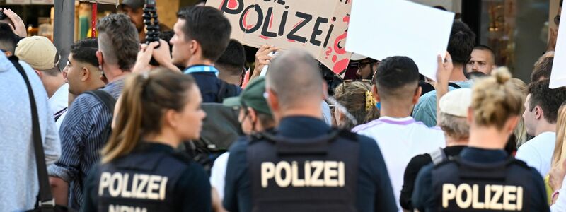 Zwei Tage nach den tödlichen Schüssen der Polizei auf einen 16-Jährigen protestierten in Dortmund mehrere hundert Menschen. - Foto: Roberto Pfeil/dpa