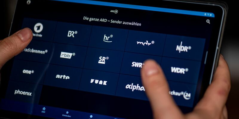 Das ARD-Logo an der Fassade des ARD-Hauptstadtstudios im Regierungsviertel. - Foto: Fabian Sommer/dpa