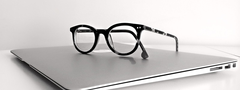 Blaulichtfilter-Brillen sollen die Augen bei der Bildschirmarbeit entlasten - Foto: Pixabay.com © AlexBor Public Domain