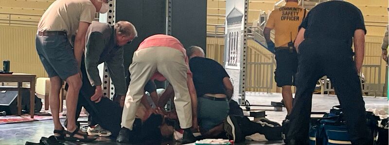 Salman Rushdie wird versorgt, nachdem er auf einer Bühne angegriffen wurde. - Foto: Joshua Goodman/AP/dpa