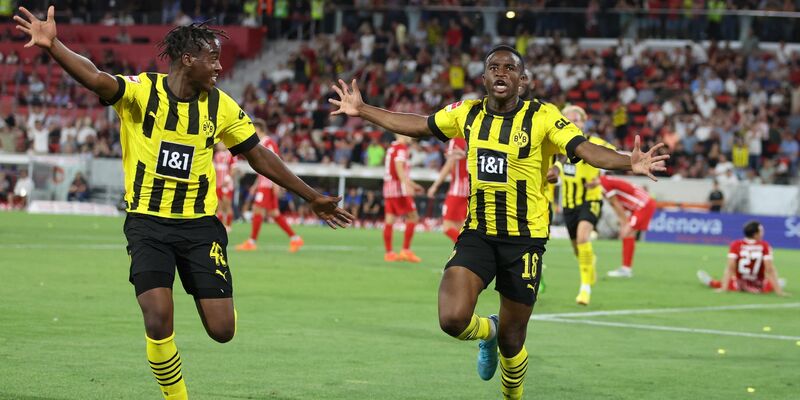 Den Ball im Blick: Dortmunds Emre Can und Junior Adamu vom SC Freiburg. - Foto: Tom Weller/dpa