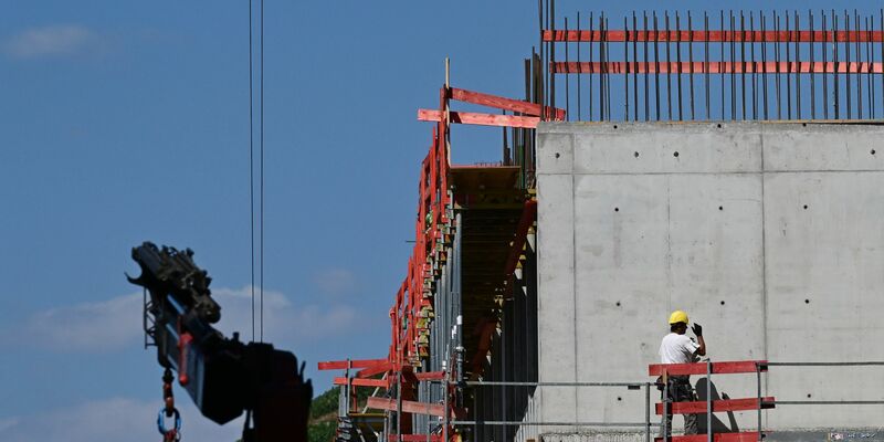 Bei Mehrfamilienhäusern verringerte sich die Zahl der genehmigten Wohnungen deutlich: um mehr als ein Viertel (minus 27,5 Prozent) auf 83.600. - Foto: Bernd Weißbrod/dpa