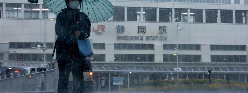 Der Taifun Meari bringt starke Regenfälle mit sich. - Foto: -/Kyodo News via AP/dpa