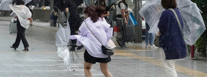 Regen und starker Wind in Hamamatsu. - Foto: Kyodo News/AP/dpa