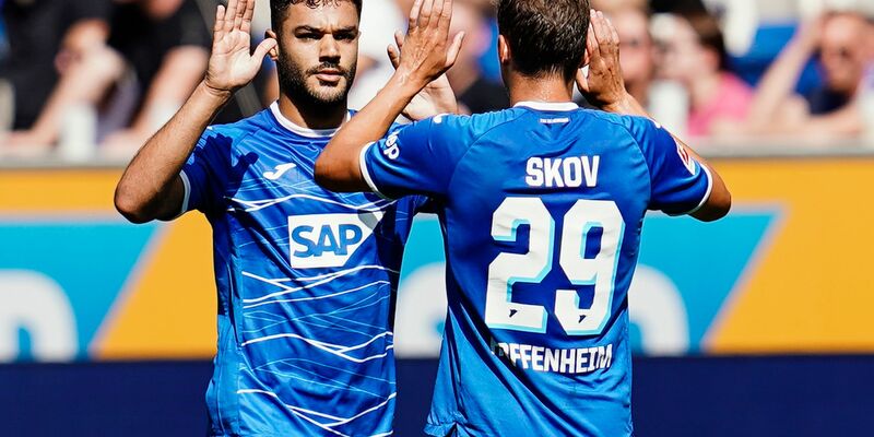 Hoffenheims Andrej Kramaric (l) schießt das Tor zum 2:0. - Foto: Uwe Anspach/dpa