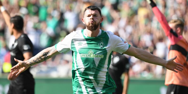 Bremens Marvin Ducksch (2.vl) verwandelt gegen Stuttgarts Torwart Alexander Nübel einen Elfmeter zum 1:0. - Foto: Carmen Jaspersen/dpa