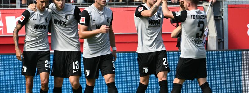 Leverkusens Torwart Lukas Hradecky (M) jubelt mit der Meisterschale. - Foto: Federico Gambarini/dpa