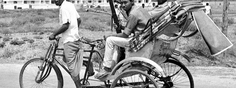 Bewaffnete ostpakistanische Kämpfer fahren 1971 in Jessore, damals in Ostpakistan, in einem Fahrradtaxi zur Kampffront. Die Stadt nahe der Grenze zu Indien war Schauplatz heftiger Kämpfe zwischen ostpakistanischen Anhängern des bengalischen Nationalistenführers Sheikh Mujibur Rahman und pakistanischen Streitkräften. - Foto: Uncredited/AP/dpa