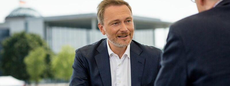 Christian Lindner (FDP), Bundesfinanzminister, während der Aufzeichnung des ZDF-Sommerinterviews. - Foto: Thomas Kierok/ZDF/dpa