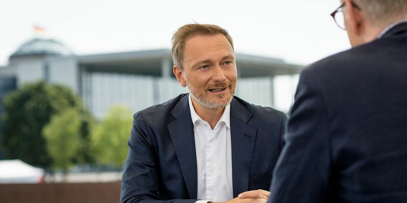 Christian Lindner (FDP), Bundesfinanzminister, während der Aufzeichnung des ZDF-Sommerinterviews. - Foto: Thomas Kierok/ZDF/dpa