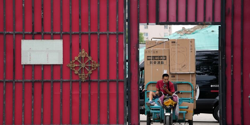 Hostessen posieren vor einer Sitzung des Chinesischen Nationalen Volkskongresses (NVK) vor der Großen Halle des Volkes. - Foto: Ng Han Guan/AP/dpa