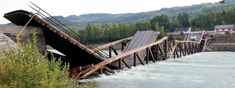 Eine fast 150 Meter lange Brücke im Tal von Gudbrandsdalen ist zusammengebrochen. - Foto: Geir Olsen/NTB/dpa