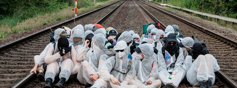 Klimaaktivisten haben Gleise der Hamburger Hafenbehörde besetzt. - Foto: Markus Scholz/dpa