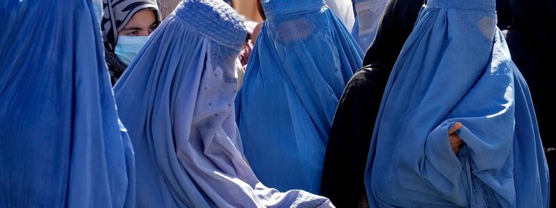Frauen warten in Kabul auf Lebensmittelrationen, die von einer humanitären Hilfsorganisation aus Saudi-Arabien verteilt werden. Nach der Machtübernahme der Taliban haben Frauen viele Rechte verloren. Das Land erlebt zudem eine humanitäre Katastrophe. - Foto: Ebrahim Noroozi/AP/dpa