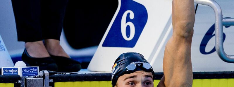 Rückenschwimmer Ole Braunschweig freut sich über den dritten Platz. - Foto: Jokleindl/dpa