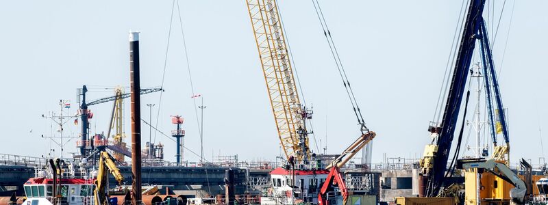 Technische Anlagen und ein Kran stehen auf dem Anleger für das LNG-Terminal in der Nordsee vor Wilhelmshaven. - Foto: Hauke-Christian Dittrich/dpa