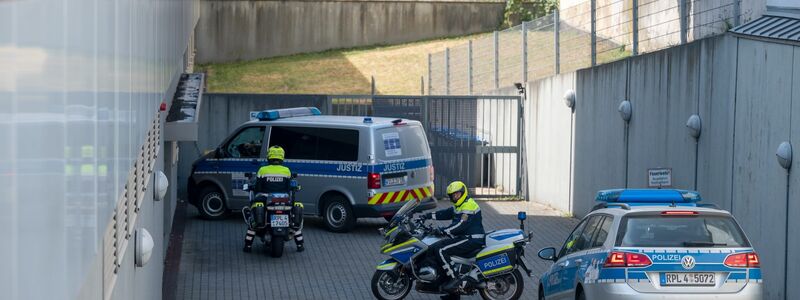 In einem Transporter wird der Trierer Amokfahrer in das Landgericht gebracht. - Foto: Harald Tittel/dpa