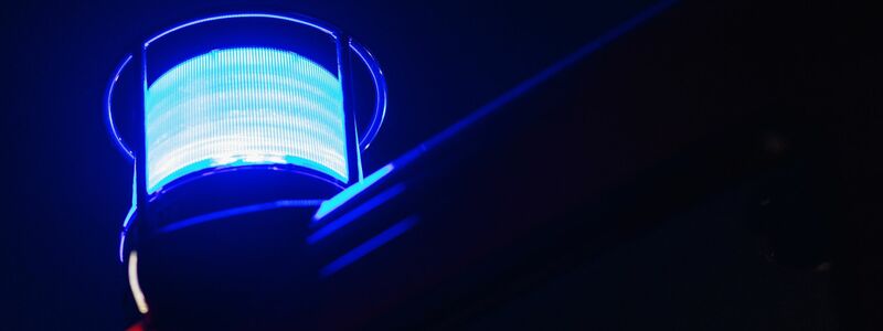 Ein Blaulicht auf einem Feuerwehr-Einsatzfahrzeug (Symbolbild). - Foto: Philipp von Ditfurth/dpa