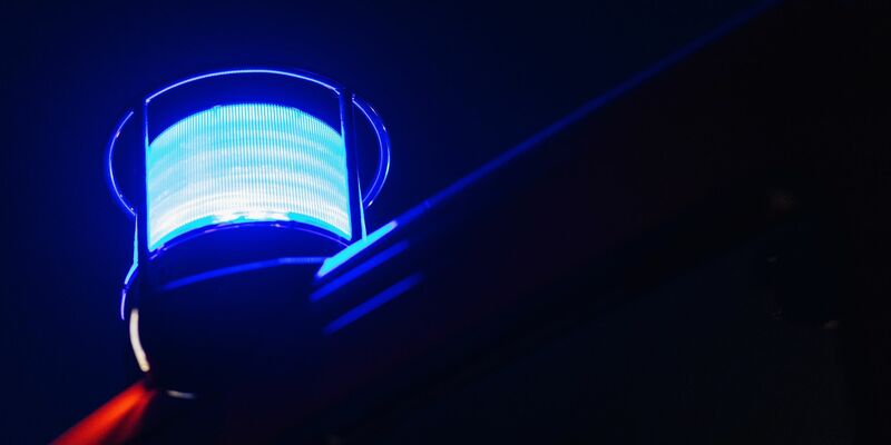 Die Feuerwehr ist in Offenbach mit einem Großaufgebot im Einsatz (Symbolbild). - Foto: Philipp von Ditfurth/dpa