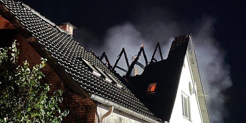 FW-OLL: Regenwasser dringt durch beschädigte Dachluke - Feuerwehr verhindert größeren Schaden an Sporthalle - Foto: presseportal.de