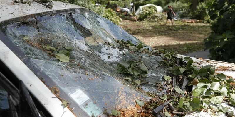 Ein beschädigtes Auto auf einem Campingplatz auf Korsika. - Foto: Pascal Pochard-Casabianca/AFP/dpa