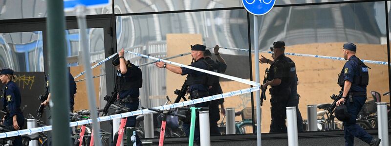 Großeinsatz in Malmö nach Schüssen in einem Einkaufszentrum Mitte August. Jeden Tag geschieht in Schweden im Durchschnitt mehr als eine Gewalttat mit Schusswaffen. - Foto: Johan Nilsson/TT News Agency/AP/dpa