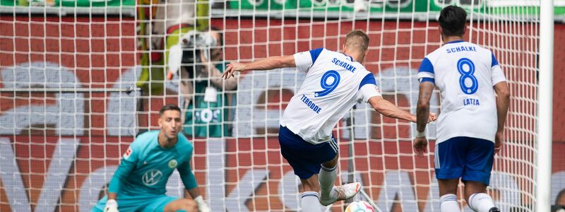 Schalkes Simon Terodde (M) scheitert gleich zwei Mal vom Elfmeterpunkt an Wolfsburgs Torwart Koen Casteels. - Foto: Swen Pförtner/dpa