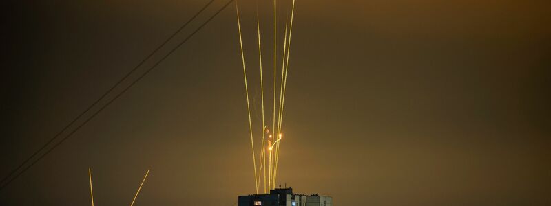 Raketen, die von der russischen Region Belgorod aus auf die Ukraine abgefeuert werden, sind in der Morgendämmerung über der Großstadt Charkiw zu sehen. - Foto: Vadim Belikov/AP/dpa