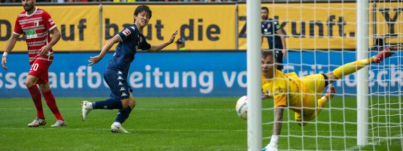 Der Mainzer Jae-Sung Lee erzielt den 2:1-Siegtreffer beim FC Augsburg. - Foto: Stefan Puchner/dpa