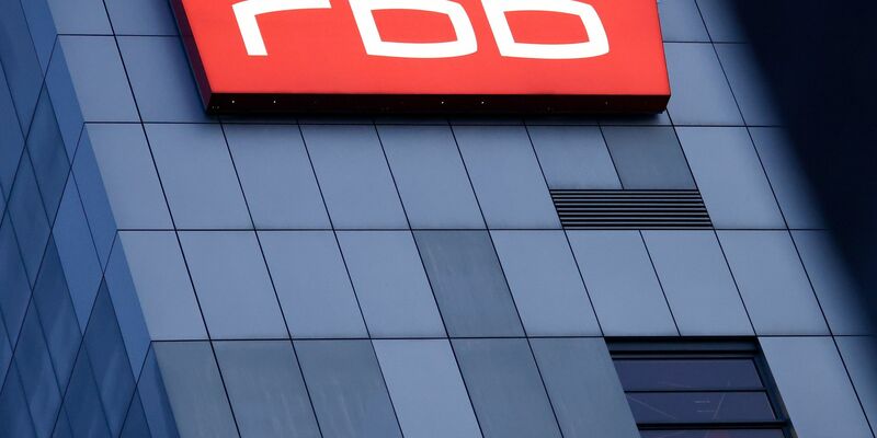 Das beleuchtete Logo des Senders Rundfunk Berlin-Brandenburg (RBB) an der Fassade am Sitz des Senders an der Masurenallee in Berlin. - Foto: Carsten Koall/dpa