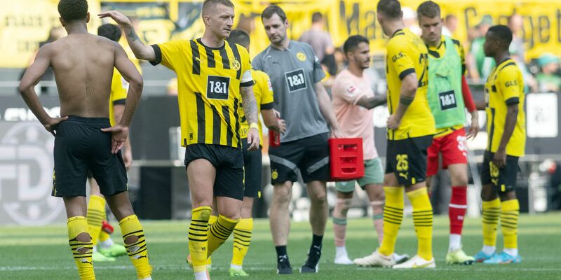 Die Dortmunder Spieler waren nach der Niederlage gegen den VfB Stuttgart frustriert. - Foto: Bernd Thissen/dpa