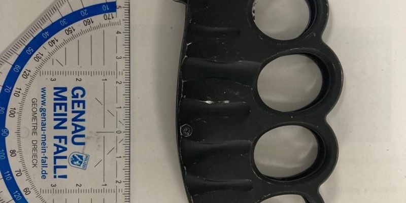 BPOLI-WEIL: Schlagring mit Messer und Cannabis dabei - Foto: presseportal.de