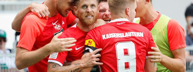 Die Kaiserslauterner bejubeln den Torschützen Mike Wunderlich (M) nach seinem Treffer zum 2:1. - Foto: Daniel Löb/dpa