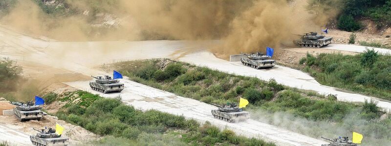 Panzer der US-Armee und der südkoreanischen Streitkräfte bei einem gemeinsamen Militärmanöver. - Foto: Kim Hee-Chul/EPA/dpa