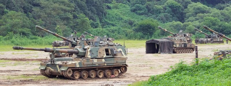 Sommermanöver: Panzerhaubitzen der südkoreanischen Armee in Paju, nahe der Grenze zu Nordkorea. - Foto: Ahn Young-Joon/AP/dpa
