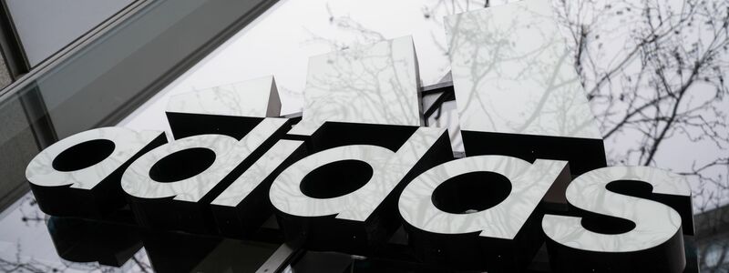 Vorstandschef Kasper Rorsted wird Adidas 2023 verlassen. - Foto: Christophe Gateau/dpa