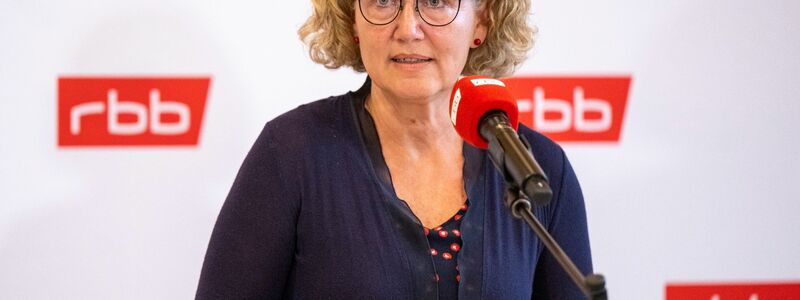 RBB-Verwaltungsratschefin Dorette König gibt ein Pressestatement ab. - Foto: Monika Skolimowska/dpa