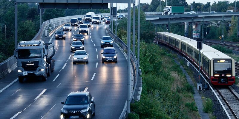 Rund 327.000 Beschäftigte pendelten im vergangenen Jahr in die Hauptstadt. - Foto: Carsten Koall/dpa