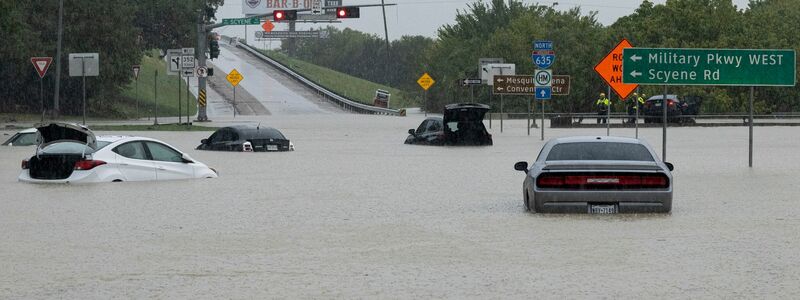 Auf der überschwemmten Interstate 635 Service Road in Mesquite (Texas) stehen liegengebliebene Autos. - Foto: Juan Figueroa/The Dallas Morning News/AP/dpa