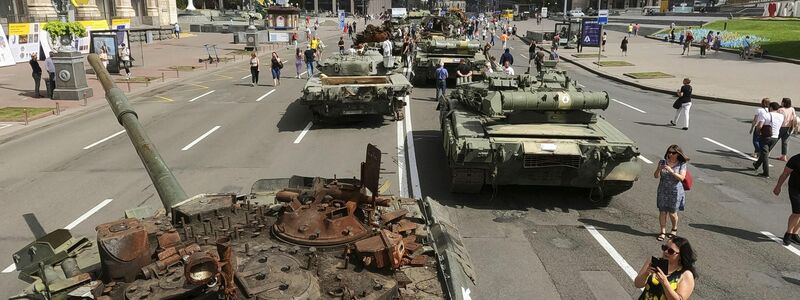 Menschen besuchen das Zentrum von Kiew, wo zerstörte russische Panzer ausgestellt sind. - Foto: kyodo/dpa