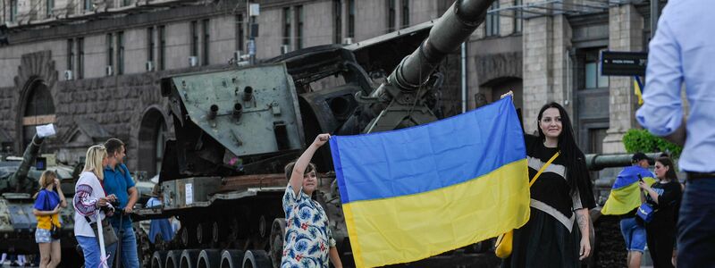 Sechs Monate nach Beginn der russischen Invasion zelebriert die Ukraine ihren Nationalfeiertag - so wie hier in den Straßen von Kiew. - Foto: Sergei Chuzavkov/SOPA Images via ZUMA Press Wire/dpa