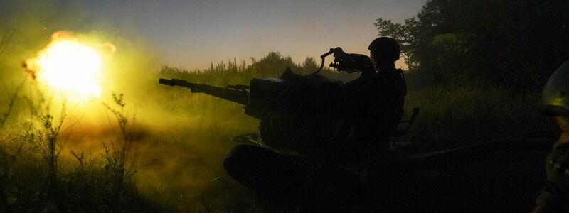Ukrainische Soldaten feuern aus einem Flugabwehrgeschütz auf russische Stellungen in der Region Charkiw. - Foto: Andrii Marienko/AP/dpa