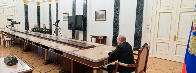 Treffen des russischen Präsidenten Wladimir Putin mit Verteidigungsminister Sergej Schoigu (2.v.l) und Generalstabschef Waleri Gerassimow in Moskau zu Beginn des Krieges. - Foto: Alexei Nikolsky/Pool Sputnik Kremlin/AP/dpa