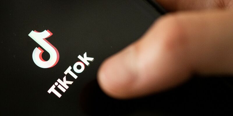 Auf TikTok wurden Videos mit einem berüchtigten Pamphlet von Osama bin Laden veröffentlicht - und bis Donnerstagnachmittag mit dem entsprechenden Hashtag mehr als 15 Millionen Mal angesehen. - Foto: Marijan Murat/dpa