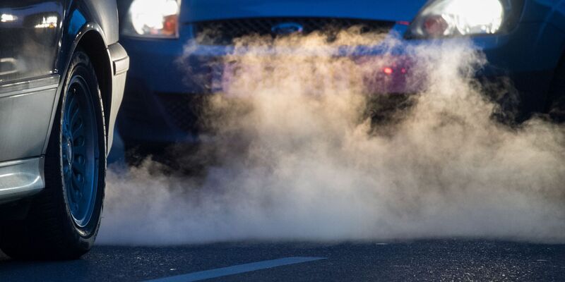 Abgase kommen aus dem Auspuff eines Fahrzeugs. - Foto: Marijan Murat/dpa