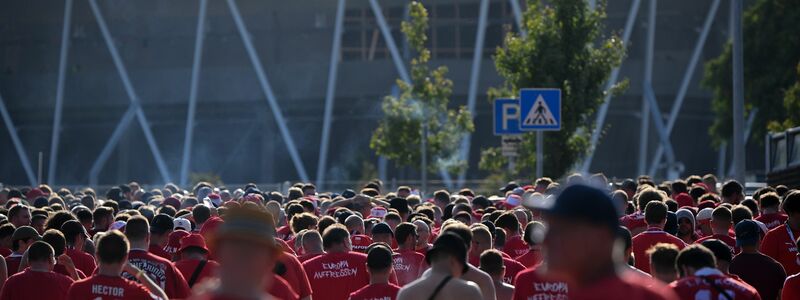 Fans vom 1. FC Köln auf dem Weg zum Rückspiel gegen Fehérvár im Sóstói-Stadion. - Foto: Marton Monus/dpa