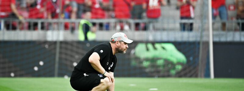 Kölns Trainer Steffen Baumgart begutachtet vor Beginn der Partie den Rasen. - Foto: Marton Monus/dpa