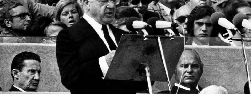 IOC-Präsident Avery Brundage spricht am 06.09.1972 auf der Trauerfeier für die Opfer des Terroranschlages auf Israels Olympiamannschaft. - Foto: picture-alliance / dpa